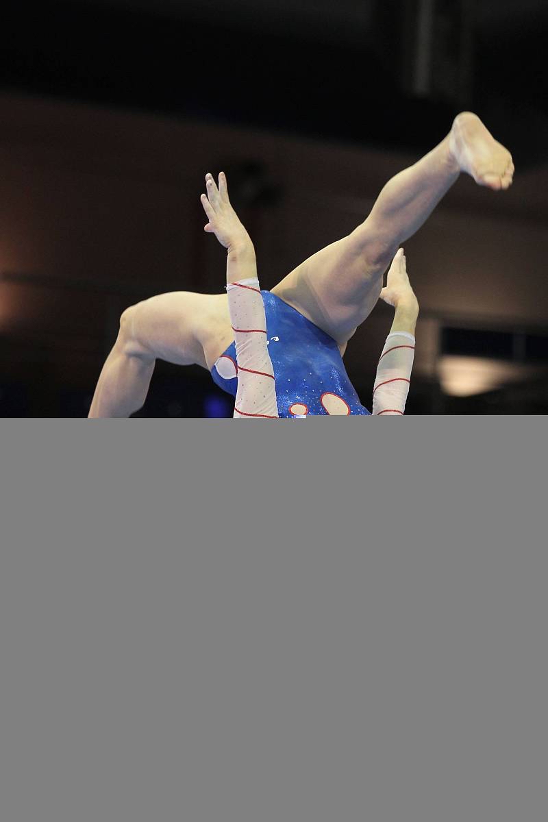 米乐m6体育官网-关于体操比赛秀出飞翔，选手技压群雄的信息