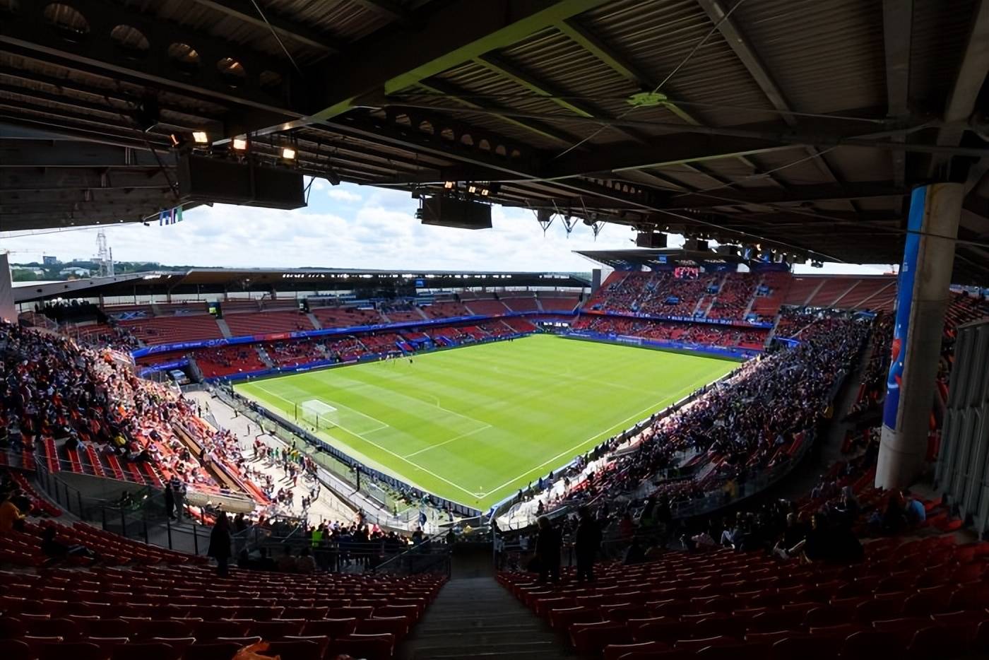 m6米乐官网登录-足球赛事精彩竞技，球场气氛热烈的简单介绍