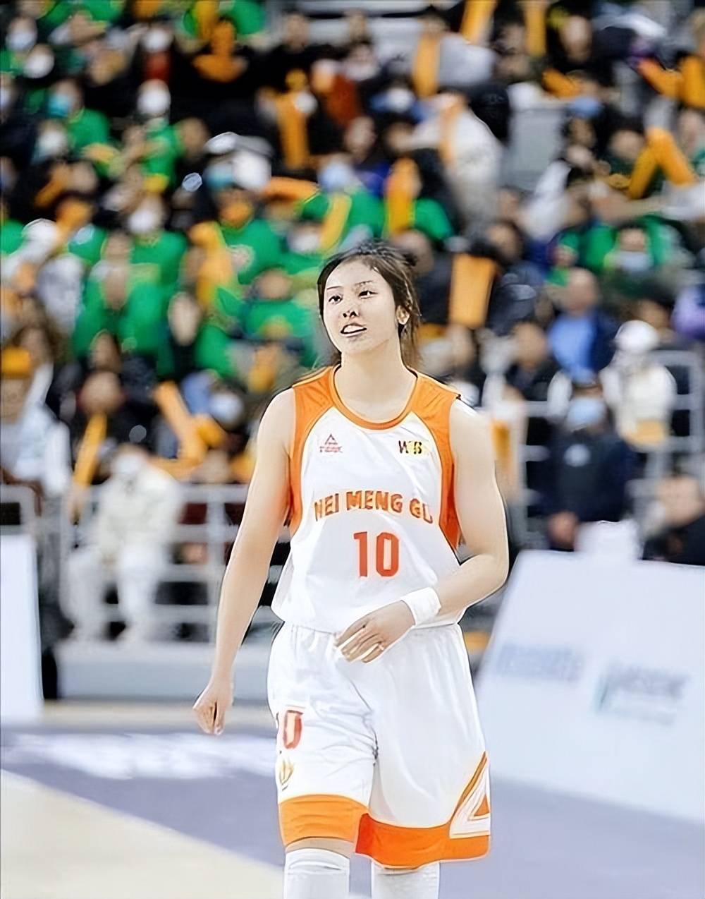 米乐官网入口-江苏女篮队员成功防守，为球队取胜做贡献