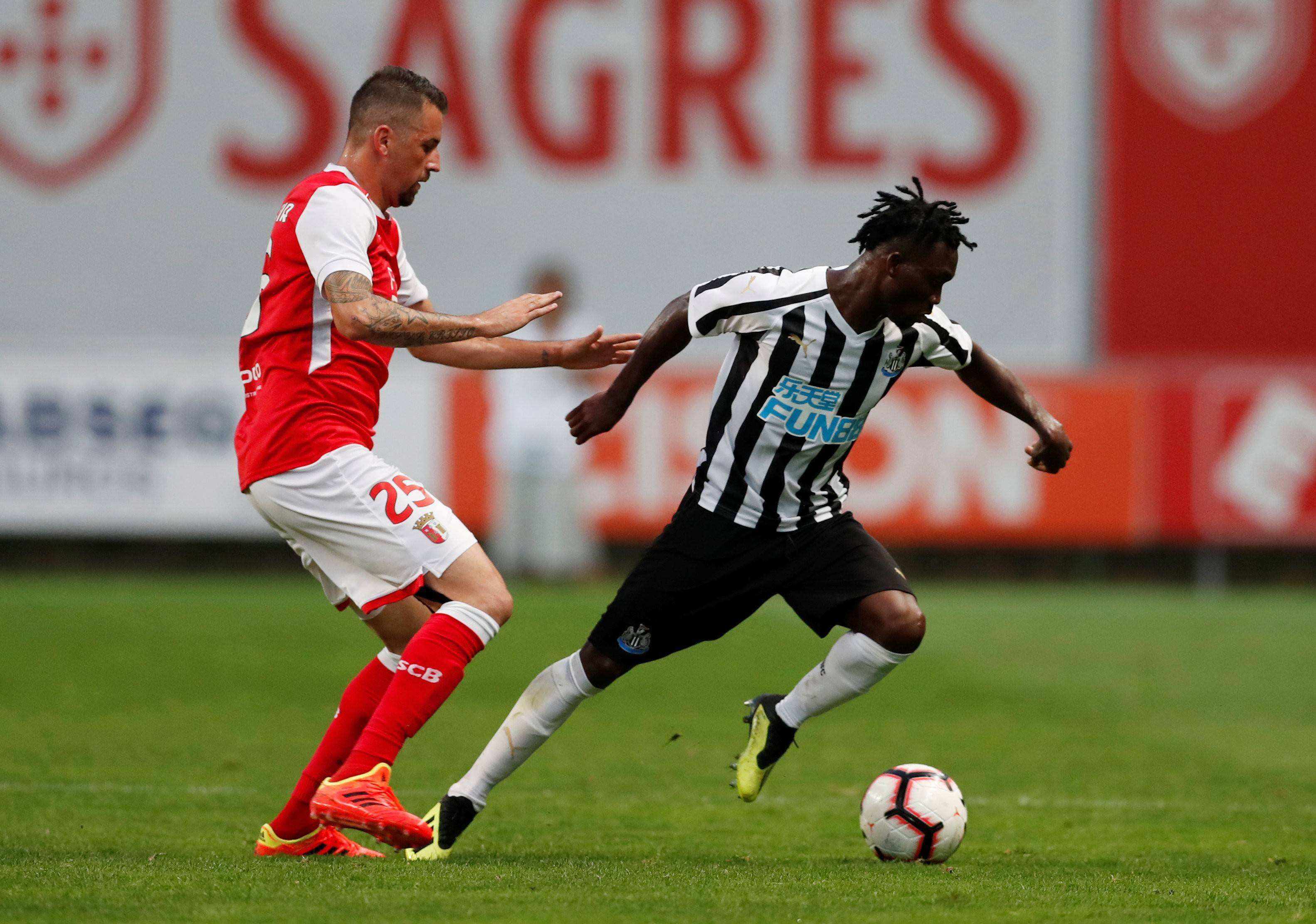 米乐体育交易记录-里尔前场组合高效配合，压制对手取胜