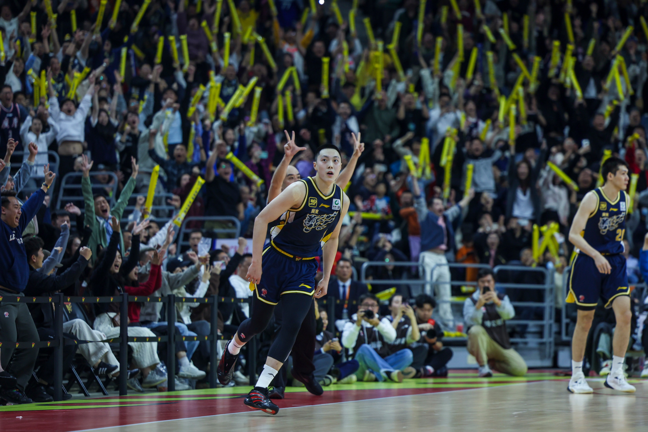 米乐m6平台-关于全球顶尖球队会师，冠军宝座争夺激烈的信息